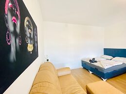 4BR Apartment for 15 Near Danube