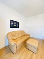 4BR Apartment for 15 Near Danube