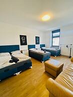 4BR Apartment for 15 Near Danube