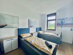4BR Apartment for 15 Near Danube