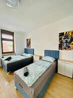4BR Apartment for 15 Near Danube