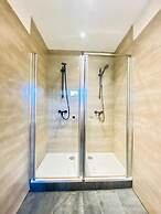 4BR Apartment for 15 Near Danube