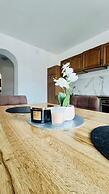 4BR Apartment for 15 Near Danube