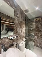 Azen Lakeside Apartment & Hotel