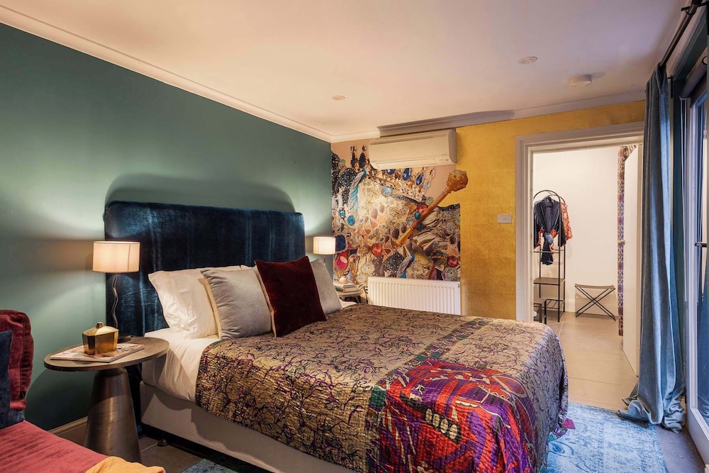 The Empress Direct Access Carlton Gardens