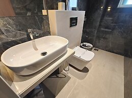 Hotel Saffron Grand Thane