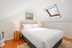 Stylish 2-bed House With Private Courtyard