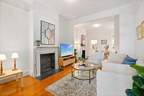 Stylish 2-bed House With Private Courtyard