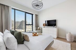 3BR with Burj Khalifa and Canal View