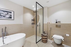 3BR with Burj Khalifa and Canal View