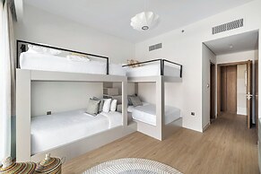 3BR with Burj Khalifa and Canal View