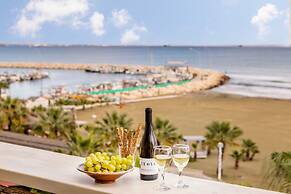 Mackenzie Beachfront Suite