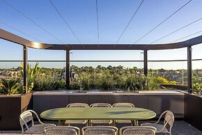 Saint Noir in St Kilda