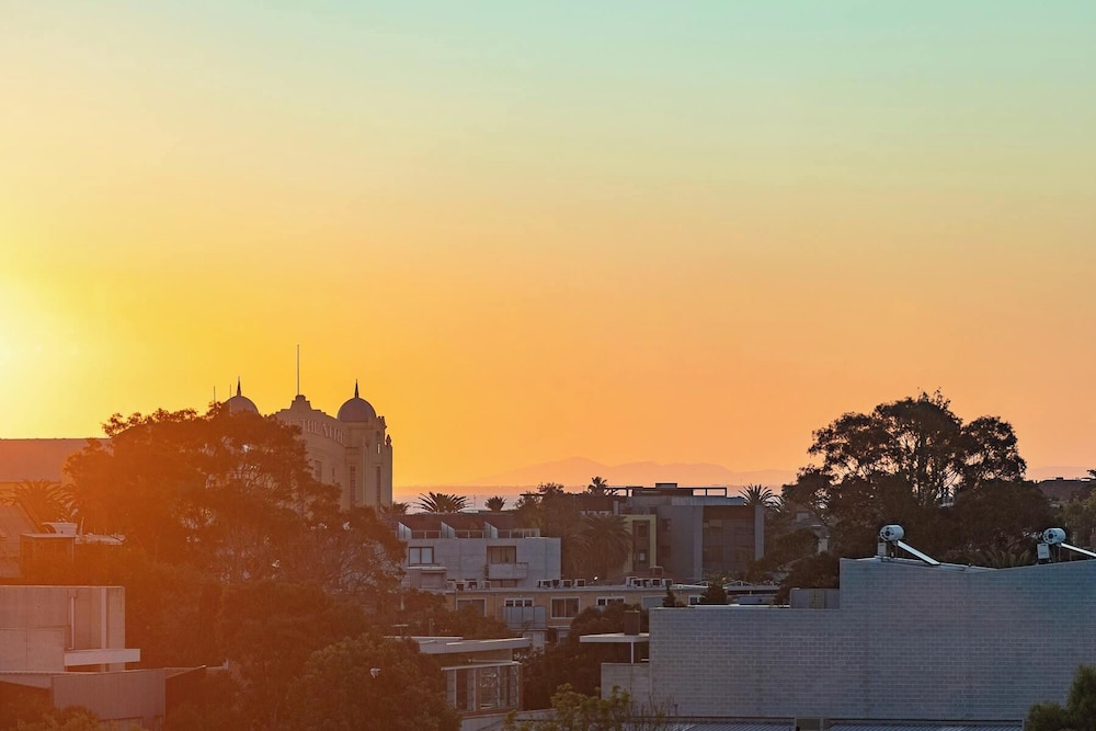 Saint Noir in St Kilda