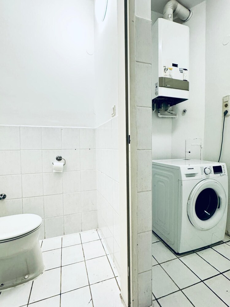 Affordable 4BR Near Stadthalle