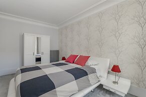 Luxury 4 Bed Residence - Next to Arc de Triomphe