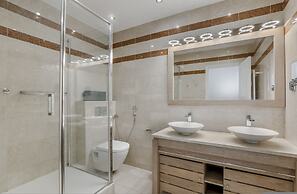 Luxury 4 Bed Residence - Next to Arc de Triomphe