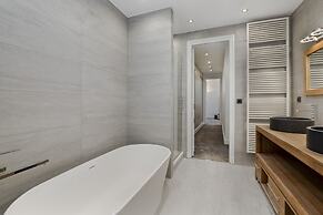 The Parisian Beauty in Paris