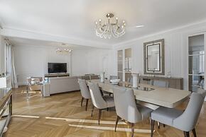 Luxury 5 Bed Residence - Opposite Arc de Triomphe