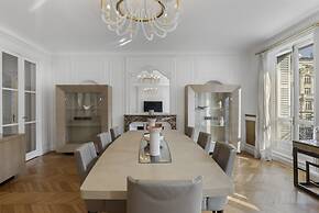 Luxury 5 Bed Residence - Opposite Arc de Triomphe