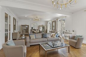 Luxury 5 Bed Residence - Opposite Arc de Triomphe