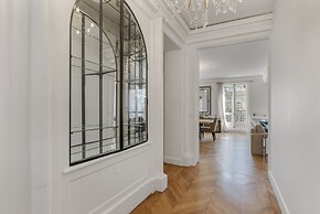 Luxury 5 Bed Residence - Opposite Arc de Triomphe