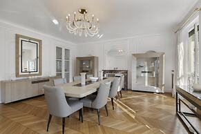 Luxury 5 Bed Residence - Opposite Arc de Triomphe