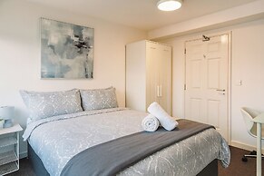 7 Bed House - Sleeps 14 - Parking