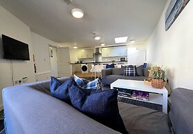 7 Bed House - Sleeps 14 - Parking