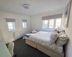 7 Bed House - Sleeps 14 - Parking