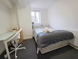 7 Bed House - Sleeps 14 - Parking