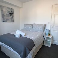 7 Bed House - Sleeps 14 - Parking