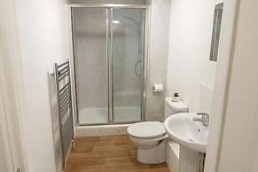 7 Bed House - Sleeps 14 - Parking