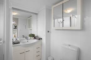Absolute Burleigh Beachfront - Stylish 2BR Oceanview Stay