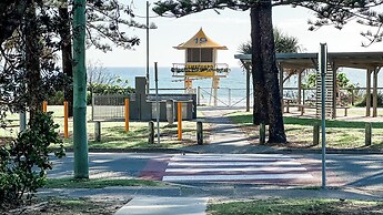 Absolute Burleigh Beachfront - Stylish 2BR Oceanview Stay