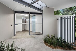 Absolute Burleigh Beachfront - Stylish 2BR Oceanview Stay