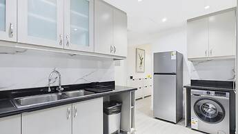 Spacious 2 BR with Sea & Marina View
