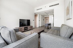 Cozy 1BR with Balcony Views
