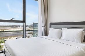 Cozy 1BR with Balcony Views