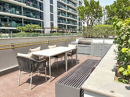 Cozy 1BR with Balcony Views
