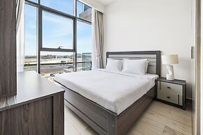 Cozy 1BR with Balcony Views