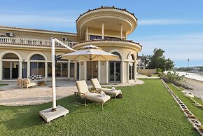 5BR M Private Villa Direct Beach Access