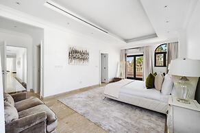 5BR M Private Villa Direct Beach Access