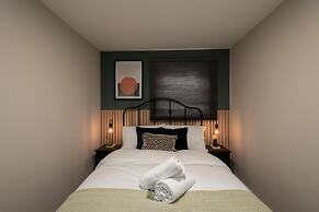 Benjamin Suite Modern 3BR Apartment