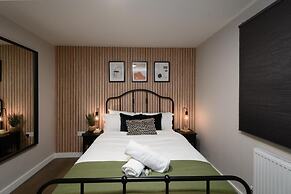 Benjamin Suite Modern 3BR Apartment