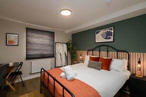 Benjamin Suite Modern 3BR Apartment