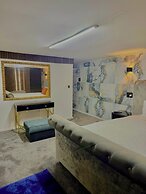 1-bed Apartment - Sleeps 2, Wifi & Central