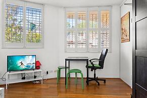Convenient Studio in Trendy Inner-city Suburb
