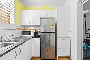 Convenient Studio in Trendy Inner-city Suburb