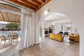 Rhodia Villa in Steni